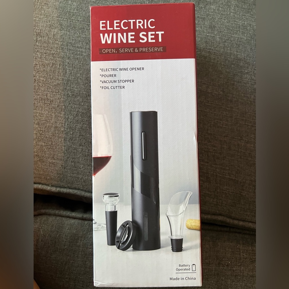 Electric Wine Opener Gift Set, Battery-Powered, 4 Piece set BNWoT